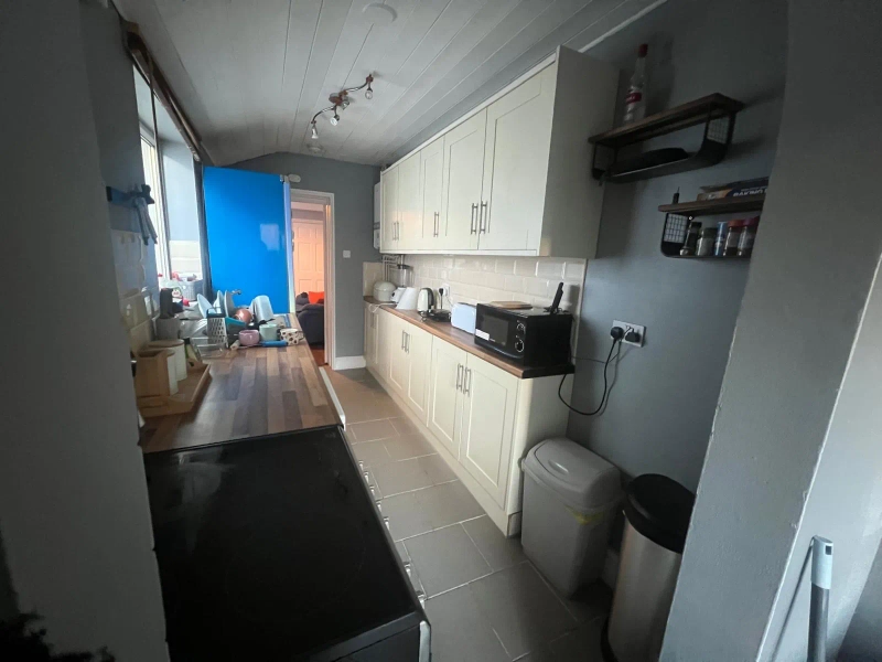 Kesteven Street - 3 Bed - Thumbnail 1
